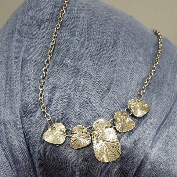 Lovely lightweight crushed sparkle necklace with silver tone, adjustable - Picture 3 of 4